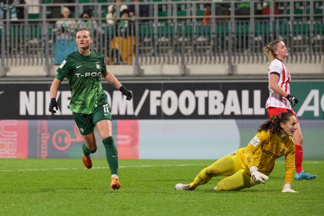 05.12.2025, xgrfx, Fussball Google Pixel Frauen-Bundesliga, VfL Wolfsburg - SC Freiburg v.l. Tor, Alexandra Popp (VfL Wolfsburg) (DFL DFB REGULATIONS PROHIBIT ANY USE OF PHOTOGRAPHS as IMAGE SEQUENCES and or QUASI-VIDEO) Wolfsburg