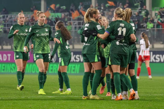 05.12.2025, xgrfx, Fussball Google Pixel Frauen-Bundesliga, VfL Wolfsburg - SC Freiburg v.l. Tor, Alexandra Popp (VfL Wolfsburg) (DFL DFB REGULATIONS PROHIBIT ANY USE OF PHOTOGRAPHS as IMAGE SEQUENCES and or QUASI-VIDEO) Wolfsburg