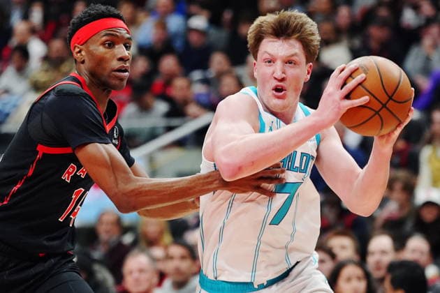 December 5, 2025, Toronto, On, Canada: Charlotte Hornets Kon Knueppel (7) drives past Toronto Raptors Ja Kobe Walter (14) during first half NBA, Basketball Herren, USA basketball action in Toronto on Friday, Dec. 5, 2025. Canada News - December 5, 2025  - ZUMAc35_ 20251205_zaf_c35_136 Copyright: xFrankxGunnx