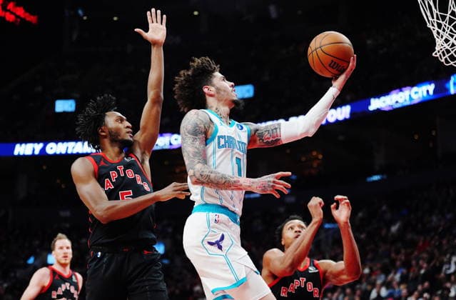 December 5, 2025, Toronto, On, Canada: Charlotte Hornets Lamelo Ball (1) scores past Toronto Raptors Immanuel Quickley (5) during first half NBA, Basketball Herren, USA basketball action in Toronto on Friday, Dec. 5, 2025. Canada News - December 5, 2025  - ZUMAc35_ 20251205_zaf_c35_141 Copyright: xFrankxGunnx