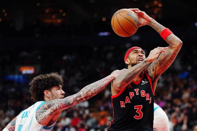 December 5, 2025, Toronto, On, Canada: Toronto Raptors Brandon Ingram (3) loses the ball as Charlotte Hornets Lamelo Ball (1) defends during second half NBA, Basketball Herren, USA basketball action in Toronto on Friday, Dec. 5, 2025. Canada News - December 5, 2025  - ZUMAc35_ 20251205_zaf_c35_145 Copyright: xFrankxGunnx