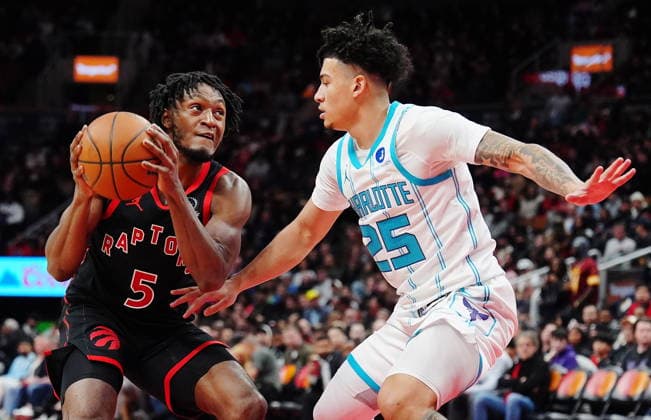 December 5, 2025, Toronto, On, Canada: Toronto Raptors Immanuel Quickley (5) protects the ball from Charlotte Hornets Kj Simpson (25) during second half NBA, Basketball Herren, USA basketball action in Toronto on Friday, Dec. 5, 2025. Canada News - December 5, 2025  - ZUMAc35_ 20251205_zaf_c35_150 Copyright: xFrankxGunnx