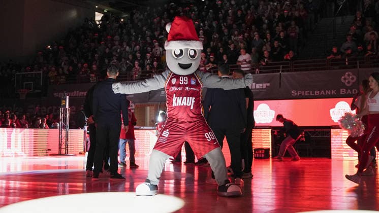 Im Bild: Das Wuerzburger Maskottchen, Olli 99, mit Weihnachtsmuetze 05.12.2025, Basketball, Fitness First Wuerzburg Baskets vs. EWE Baskets Oldenburg, easyCredit BBL, 9. Spieltag, Deutschland, Wuerzburg, tectake-Arena, Copyright: HMBxMedia xPeterxRau