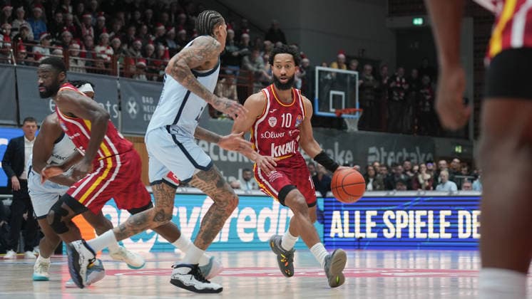 Im Bild: v.li. Michale Kyser (EWE Baskets Oldenburg) gegen Davion Mintz (Wuerzburg Baskets, 10) 05.12.2025, Basketball, Fitness First Wuerzburg Baskets vs. EWE Baskets Oldenburg, easyCredit BBL, 9. Spieltag, Deutschland, Wuerzburg, tectake-Arena, Copyright: HMBxMedia xPeterxRau