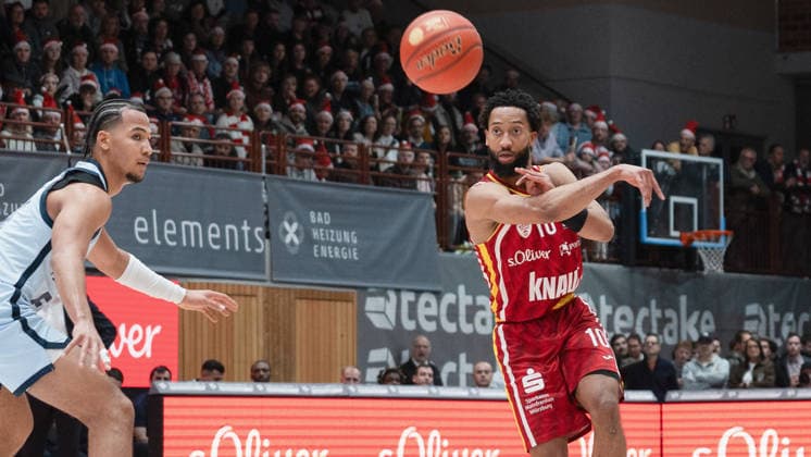 Im Bild: v.li. Nicholas Tischler (EWE Baskets Oldenburg) gegen Davion Mintz (Wuerzburg Baskets, 10) 05.12.2025, Basketball, Fitness First Wuerzburg Baskets vs. EWE Baskets Oldenburg, easyCredit BBL, 9. Spieltag, Deutschland, Wuerzburg, tectake-Arena, Copyright: HMBxMedia xPeterxRau