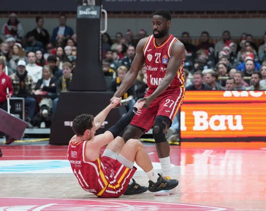 Im Bild: v.li. Brae Ivey (Wuerzburg Baskets, 11) und Eddy Edigin (Wuerzburg Baskets, 27) helfen sich gegenseitig 05.12.2025, Basketball, Fitness First Wuerzburg Baskets vs. EWE Baskets Oldenburg, easyCredit BBL, 9. Spieltag, Deutschland, Wuerzburg, tectake-Arena, Copyright: HMBxMedia xPeterxRau