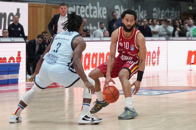 Im Bild: v.li. Christopher Clemons (EWE Baskets Oldenburg) gegen Davion Mintz (Wuerzburg Baskets, 10) 05.12.2025, Basketball, Fitness First Wuerzburg Baskets vs. EWE Baskets Oldenburg, easyCredit BBL, 9. Spieltag, Deutschland, Wuerzburg, tectake-Arena, Copyright: HMBxMedia xPeterxRau