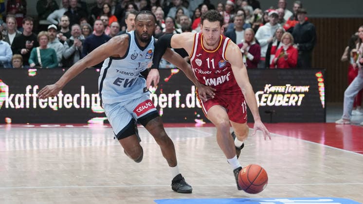 Im Bild: v.li. Dakarai Tucker (EWE Baskets Oldenburg) gegen Brae Ivey (Wuerzburg Baskets, 11) 05.12.2025, Basketball, Fitness First Wuerzburg Baskets vs. EWE Baskets Oldenburg, easyCredit BBL, 9. Spieltag, Deutschland, Wuerzburg, tectake-Arena, Copyright: HMBxMedia xPeterxRau