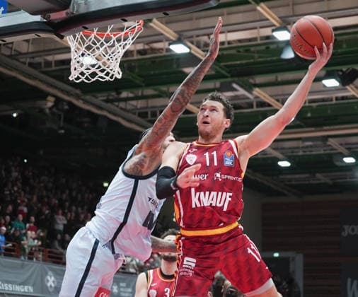 Im Bild: v.li. Michale Kyser (EWE Baskets Oldenburg) gegen Brae Ivey (Wuerzburg Baskets, 11) 05.12.2025, Basketball, Fitness First Wuerzburg Baskets vs. EWE Baskets Oldenburg, easyCredit BBL, 9. Spieltag, Deutschland, Wuerzburg, tectake-Arena, Copyright: HMBxMedia xPeterxRau