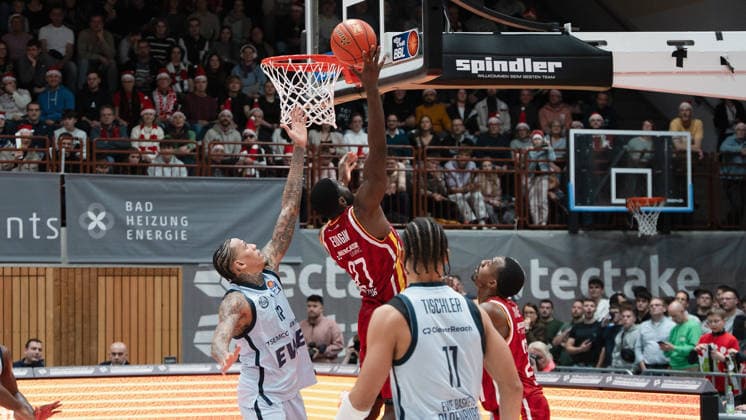 Im Bild: v.li. Michale Kyser (EWE Baskets Oldenburg), Eddy Edigin (Wuerzburg Baskets, 27) und Johnathan Stove (Wuerzburg Baskets, 22) 05.12.2025, Basketball, Fitness First Wuerzburg Baskets vs. EWE Baskets Oldenburg, easyCredit BBL, 9. Spieltag, Deutschland, Wuerzburg, tectake-Arena, Copyright: HMBxMedia xPeterxRau