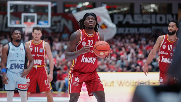 Im Bild: Charles Thompson (Wuerzburg Baskets, 32) an der Freiwurflinie 05.12.2025, Basketball, Fitness First Wuerzburg Baskets vs. EWE Baskets Oldenburg, easyCredit BBL, 9. Spieltag, Deutschland, Wuerzburg, tectake-Arena, Copyright: HMBxMedia xJulienxBecker
