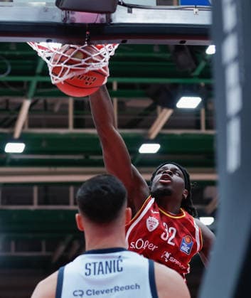 Im Bild: Charles Thompson (Wuerzburg Baskets, 32) mit dem Dunking 05.12.2025, Basketball, Fitness First Wuerzburg Baskets vs. EWE Baskets Oldenburg, easyCredit BBL, 9. Spieltag, Deutschland, Wuerzburg, tectake-Arena, Copyright: HMBxMedia xJulienxBecker