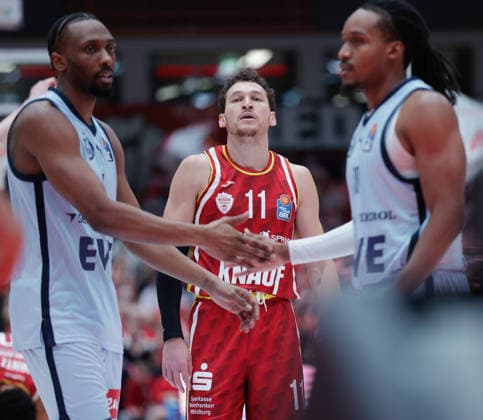 Im Bild: Brae Ivey (Wuerzburg Baskets, 11) zwischen Dakarai Tucker (EWE Baskets Oldenburg), links im Bild und James Woodard (EWE Baskets Oldenburg) 05.12.2025, Basketball, Fitness First Wuerzburg Baskets vs. EWE Baskets Oldenburg, easyCredit BBL, 9. Spieltag, Deutschland, Wuerzburg, tectake-Arena, Copyright: HMBxMedia xJulienxBecker