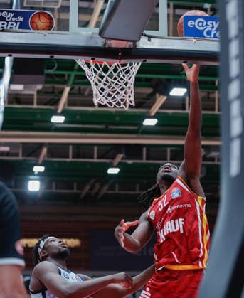 Im Bild: v.li. Brian Fobbs (EWE Baskets Oldenburg) gegen Charles Thompson (Wuerzburg Baskets, 32) 05.12.2025, Basketball, Fitness First Wuerzburg Baskets vs. EWE Baskets Oldenburg, easyCredit BBL, 9. Spieltag, Deutschland, Wuerzburg, tectake-Arena, Copyright: HMBxMedia xJulienxBecker