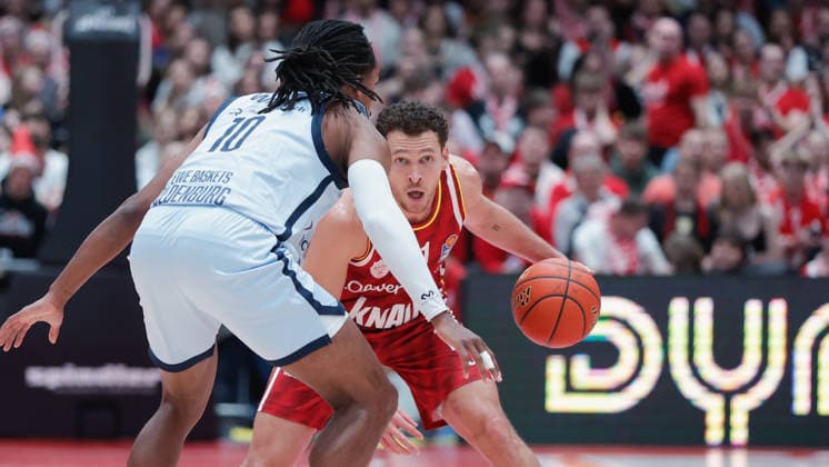 Im Bild: v.li. James Woodard (EWE Baskets Oldenburg) gegen Brae Ivey (Wuerzburg Baskets, 11) 05.12.2025, Basketball, Fitness First Wuerzburg Baskets vs. EWE Baskets Oldenburg, easyCredit BBL, 9. Spieltag, Deutschland, Wuerzburg, tectake-Arena, Copyright: HMBxMedia xJulienxBecker