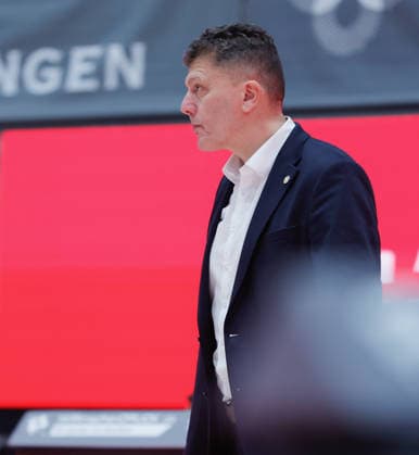 Im Bild: Head-Coach Pedrag Krunic (EWE Baskets Oldenburg) 05.12.2025, Basketball, Fitness First Wuerzburg Baskets vs. EWE Baskets Oldenburg, easyCredit BBL, 9. Spieltag, Deutschland, Wuerzburg, tectake-Arena, Copyright: HMBxMedia xJulienxBecker