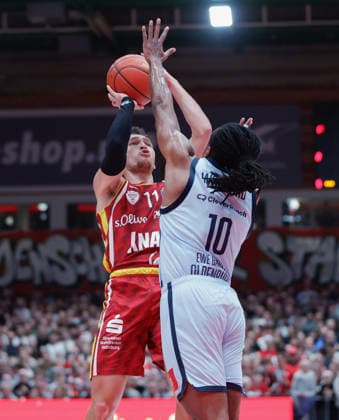 Im Bild: v.li. Brae Ivey (Wuerzburg Baskets, 11) gegen James Woodard (EWE Baskets Oldenburg) 05.12.2025, Basketball, Fitness First Wuerzburg Baskets vs. EWE Baskets Oldenburg, easyCredit BBL, 9. Spieltag, Deutschland, Wuerzburg, tectake-Arena, Copyright: HMBxMedia xJulienxBecker