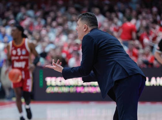Im Bild: Head-Coach Pedrag Krunic (EWE Baskets Oldenburg), Anweisungen 05.12.2025, Basketball, Fitness First Wuerzburg Baskets vs. EWE Baskets Oldenburg, easyCredit BBL, 9. Spieltag, Deutschland, Wuerzburg, tectake-Arena, Copyright: HMBxMedia xJulienxBecker