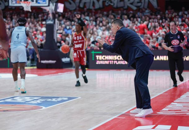 Im Bild: Head-Coach Pedrag Krunic (EWE Baskets Oldenburg), Anweisungen 05.12.2025, Basketball, Fitness First Wuerzburg Baskets vs. EWE Baskets Oldenburg, easyCredit BBL, 9. Spieltag, Deutschland, Wuerzburg, tectake-Arena, Copyright: HMBxMedia xJulienxBecker