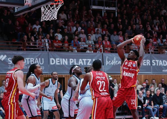 Im Bild: v.li. Christian Skladanowski (Wuerzburg Baskets, 19), James Woodard (EWE Baskets Oldenburg), Brian Fobbs (EWE Baskets Oldenburg), Tomislav Zubcic (EWE Baskets Oldenburg), Johnathan Stove (Wuerzburg Baskets, 22) und Charles Thompson (Wuerzburg Baskets, 32) 05.12.2025, Basketball, Fitness First Wuerzburg Baskets vs. EWE Baskets Oldenburg, easyCredit BBL, 9. Spieltag, Deutschland, Wuerzburg, tectake-Arena, Copyright: HMBxMedia xJulienxBecker