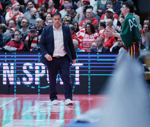 Im Bild: v.li. Head-Coach Sasa Filipovski (Wuerzburg Baskets) und Alen Pjanic (Wuerzburg Baskets, 35) 05.12.2025, Basketball, Fitness First Wuerzburg Baskets vs. EWE Baskets Oldenburg, easyCredit BBL, 9. Spieltag, Deutschland, Wuerzburg, tectake-Arena, Copyright: HMBxMedia xJulienxBecker