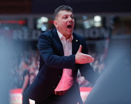 Im Bild: Head-Coach Pedrag Krunic (EWE Baskets Oldenburg), Aufregung 05.12.2025, Basketball, Fitness First Wuerzburg Baskets vs. EWE Baskets Oldenburg, easyCredit BBL, 9. Spieltag, Deutschland, Wuerzburg, tectake-Arena, Copyright: HMBxMedia xJulienxBecker