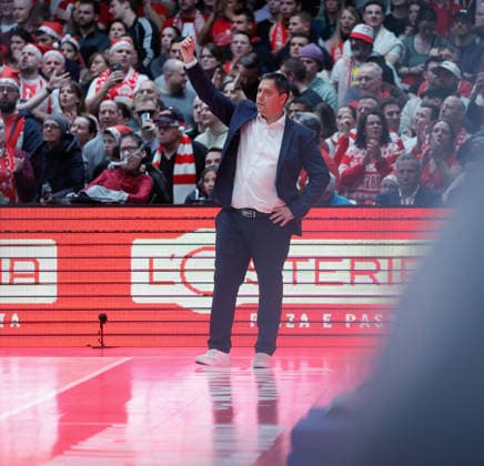 Im Bild: Head-Coach Sasa Filipovski (Wuerzburg Baskets) mit Anweisungen 05.12.2025, Basketball, Fitness First Wuerzburg Baskets vs. EWE Baskets Oldenburg, easyCredit BBL, 9. Spieltag, Deutschland, Wuerzburg, tectake-Arena, Copyright: HMBxMedia xJulienxBecker