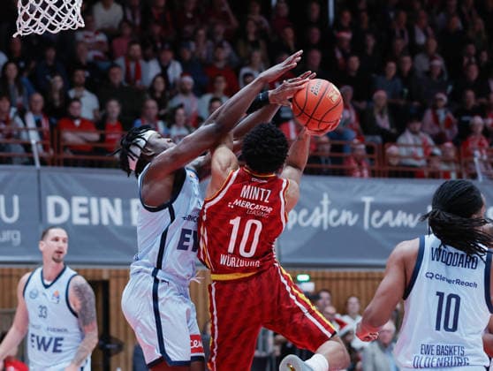 Im Bild: v.li. Brian Fobbs (EWE Baskets Oldenburg) gegen Davion Mintz (Wuerzburg Baskets, 10) 05.12.2025, Basketball, Fitness First Wuerzburg Baskets vs. EWE Baskets Oldenburg, easyCredit BBL, 9. Spieltag, Deutschland, Wuerzburg, tectake-Arena, Copyright: HMBxMedia xJulienxBecker