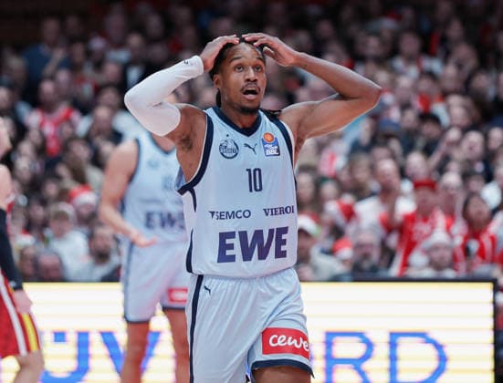 Im Bild: Verwunderung bei James Woodard (EWE Baskets Oldenburg) 05.12.2025, Basketball, Fitness First Wuerzburg Baskets vs. EWE Baskets Oldenburg, easyCredit BBL, 9. Spieltag, Deutschland, Wuerzburg, tectake-Arena, Copyright: HMBxMedia xJulienxBecker