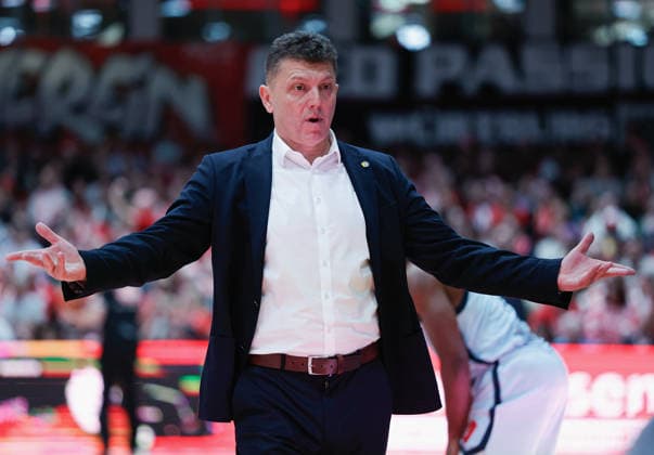 Im Bild: Head-Coach Pedrag Krunic (EWE Baskets Oldenburg), Verwunderung 05.12.2025, Basketball, Fitness First Wuerzburg Baskets vs. EWE Baskets Oldenburg, easyCredit BBL, 9. Spieltag, Deutschland, Wuerzburg, tectake-Arena, Copyright: HMBxMedia xJulienxBecker