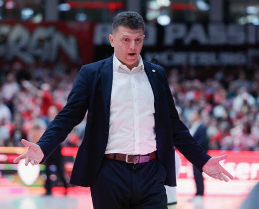 Im Bild: Head-Coach Pedrag Krunic (EWE Baskets Oldenburg), Verwunderung 05.12.2025, Basketball, Fitness First Wuerzburg Baskets vs. EWE Baskets Oldenburg, easyCredit BBL, 9. Spieltag, Deutschland, Wuerzburg, tectake-Arena, Copyright: HMBxMedia xJulienxBecker