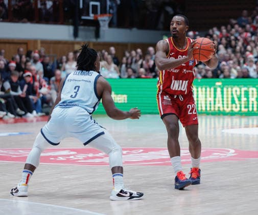 Im Bild: v.li. Christopher Clemons (EWE Baskets Oldenburg) gegen Johnathan Stove (Wuerzburg Baskets, 22) 05.12.2025, Basketball, Fitness First Wuerzburg Baskets vs. EWE Baskets Oldenburg, easyCredit BBL, 9. Spieltag, Deutschland, Wuerzburg, tectake-Arena, Copyright: HMBxMedia xJulienxBecker