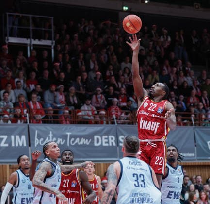 Im Bild: Johnathan Stove (Wuerzburg Baskets, 22) mit dem Floater 05.12.2025, Basketball, Fitness First Wuerzburg Baskets vs. EWE Baskets Oldenburg, easyCredit BBL, 9. Spieltag, Deutschland, Wuerzburg, tectake-Arena, Copyright: HMBxMedia xJulienxBecker