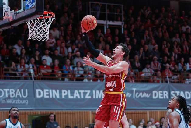 Im Bild: Brae Ivey (Wuerzburg Baskets, 11) mit dem Korbleger 05.12.2025, Basketball, Fitness First Wuerzburg Baskets vs. EWE Baskets Oldenburg, easyCredit BBL, 9. Spieltag, Deutschland, Wuerzburg, tectake-Arena, Copyright: HMBxMedia xJulienxBecker