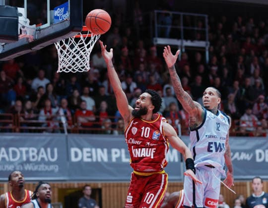 Im Bild: v.li. Davion Mintz (Wuerzburg Baskets, 10) gegen Michale Kyser (EWE Baskets Oldenburg) 05.12.2025, Basketball, Fitness First Wuerzburg Baskets vs. EWE Baskets Oldenburg, easyCredit BBL, 9. Spieltag, Deutschland, Wuerzburg, tectake-Arena, Copyright: HMBxMedia xJulienxBecker