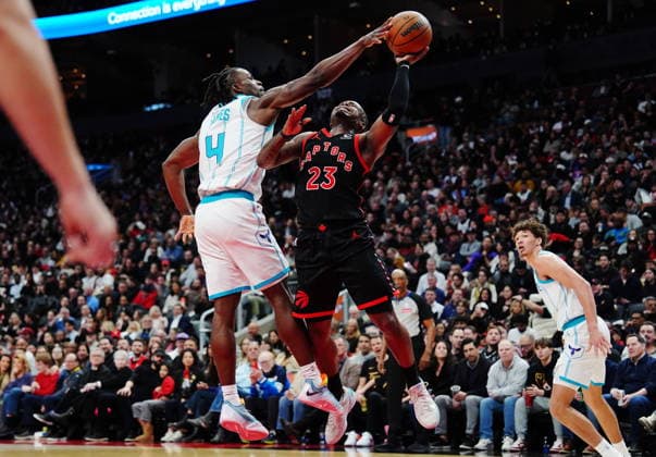 December 5, 2025, Toronto, On, Canada: Charlotte Hornets Sion James (4) strips the ball from Toronto Raptors Jamal Shead (23) during second half NBA, Basketball Herren, USA basketball action in Toronto on Friday, Dec. 5, 2025. Canada News - December 5, 2025  - ZUMAc35_ 20251205_zaf_c35_151 Copyright: xFrankxGunnx