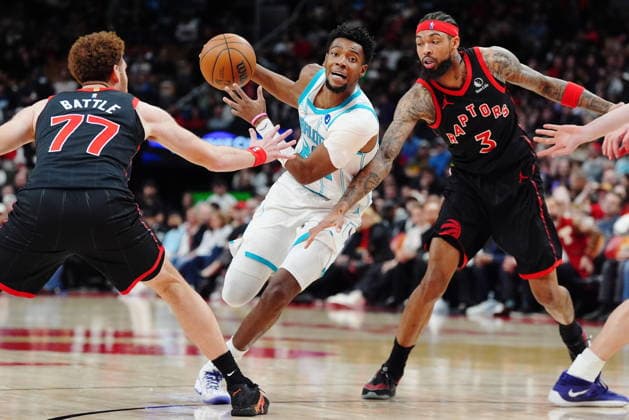 December 5, 2025, Toronto, On, Canada: Charlotte Hornets Brandon Miller (24) drives between Toronto Raptors Jamison Battle (77) and Brandon Ingram (3) during first half NBA, Basketball Herren, USA basketball action in Toronto on Friday, Dec. 5, 2025. Canada News - December 5, 2025  - ZUMAc35_ 20251205_zaf_c35_154 Copyright: xFrankxGunnx