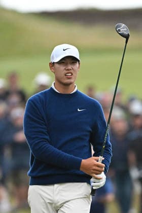 GOLF AUSTRALIAN OPEN, Wenyi Ding of China looks on after playing a shot from the fairway on the 17th hole during round three of the Australian Open Golf tournament at the Royal Melbourne Golf Club in Melbourne, Saturday, December 6, 2025. ( NO ARCHIVING, EDITORIAL USE ONLY MELBOURNE VICTORIA AUSTRALIA  Copyright: xJAMESxROSSx 20251206169079812600