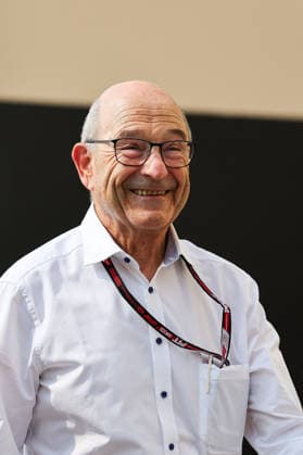 Peter Sauber , Qualifying, F1 Grand Prix of Abu Dhabi, am 06. December 2025 in Abu Dhabi, United Arab Emirates. (Foto von Diogo Cardoso DeFodi Images) Peter Sauber , Qualifying, F1 Grand Prix of Abu Dhabi, Yas Marina Circuit on December 6, 2025 in Abu Dhabi, United Arab Emirates. (Photo by Diogo Cardoso DeFodi Images)