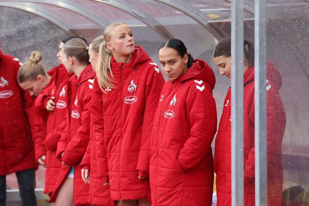 06.12.2025, Fussball, Frauen, Westfalenliga, Saison 2025 2026, Borussia Dortmund vs. 1.FC Koeln U21, U 21 im Stadion Rote Erde in Dortmund (Deutschland) Bank 1. FC Köln Dortmund Stadion Rote Erde Nordrhein Westfalen Deutschland