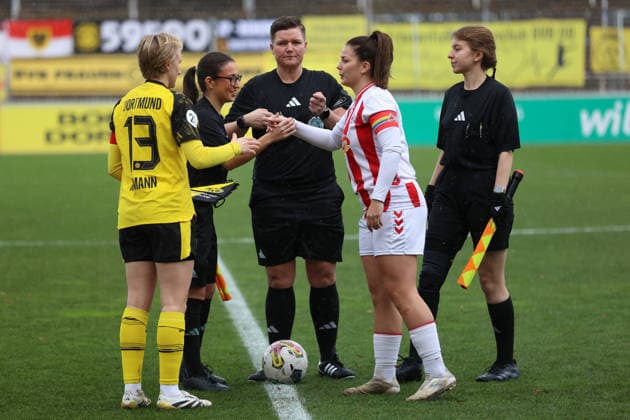 06.12.2025, Fussball, Frauen, Westfalenliga, Saison 2025 2026, Borussia Dortmund vs. 1.FC Koeln U21, U 21 im Stadion Rote Erde in Dortmund (Deutschland) Paula Reimann (Borussia Dortmund, 13) und Nina Pelzer (1. FC Koeln U21) Dortmund Stadion Rote Erde Nordrhein Westfalen Deutschland
