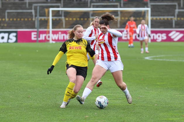 06.12.2025, Fussball, Frauen, Westfalenliga, Saison 2025 2026, Borussia Dortmund vs. 1.FC Koeln U21, U 21 im Stadion Rote Erde in Dortmund (Deutschland) Ronja Leubner (Borussia Dortmund, 17) Dortmund Stadion Rote Erde Nordrhein Westfalen Deutschland
