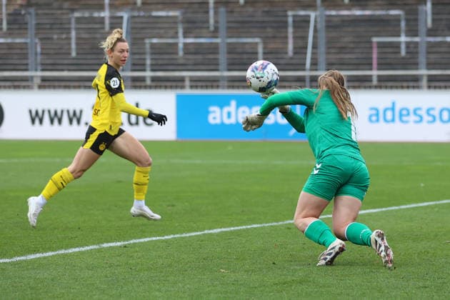 06.12.2025, Fussball, Frauen, Westfalenliga, Saison 2025 2026, Borussia Dortmund vs. 1.FC Koeln U21, U 21 im Stadion Rote Erde in Dortmund (Deutschland) Anika Duebel (1. FC Koeln U21), Rita Schumacher (Borussia Dortmund, 10) Dortmund Stadion Rote Erde Nordrhein Westfalen Deutschland
