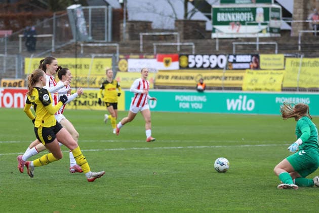 06.12.2025, Fussball, Frauen, Westfalenliga, Saison 2025 2026, Borussia Dortmund vs. 1.FC Koeln U21, U 21 im Stadion Rote Erde in Dortmund (Deutschland) Torschuss von Celina Baum (Borussia Dortmund, 18) zum 1:0 Dortmund Stadion Rote Erde Nordrhein Westfalen Deutschland