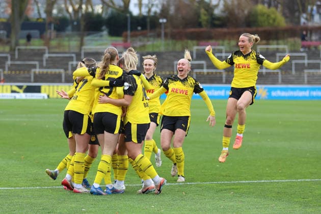 06.12.2025, Fussball, Frauen, Westfalenliga, Saison 2025 2026, Borussia Dortmund vs. 1.FC Koeln U21, U 21 im Stadion Rote Erde in Dortmund (Deutschland) Torjubel zum 1:0 von Celina Baum (Borussia Dortmund, 18) Dortmund Stadion Rote Erde Nordrhein Westfalen Deutschland