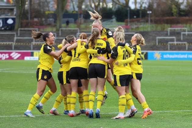 06.12.2025, Fussball, Frauen, Westfalenliga, Saison 2025 2026, Borussia Dortmund vs. 1.FC Koeln U21, U 21 im Stadion Rote Erde in Dortmund (Deutschland) Torjubel zum 1:0 von Celina Baum (Borussia Dortmund, 18) Dortmund Stadion Rote Erde Nordrhein Westfalen Deutschland