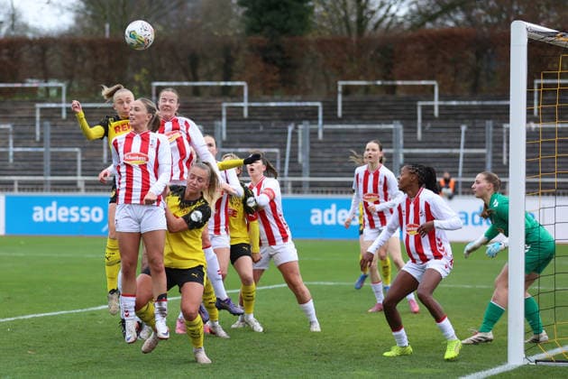 06.12.2025, Fussball, Frauen, Westfalenliga, Saison 2025 2026, Borussia Dortmund vs. 1.FC Koeln U21, U 21 im Stadion Rote Erde in Dortmund (Deutschland) Szene im Strafraum, Frederike Kempe (Borussia Dortmund, 21) Dortmund Stadion Rote Erde Nordrhein Westfalen Deutschland
