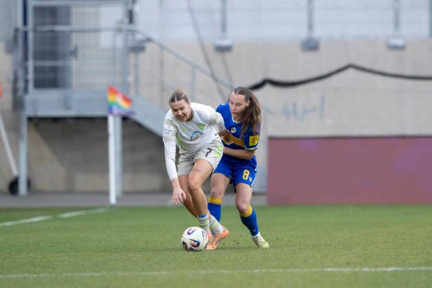 Google Pixel Frauen-Bundesliga: FC Carl Zeiss Jena vs. SV Werder Bremen; Jena; 06.12.2025 Larissa Mühlhaus ( 7; SV Werder Bremen) gegen Felicia Sophie Sträßer ( 8; FC Carl Zeiss Jena) Google Pixel Frauen-Bundesliga: FC Carl Zeiss Jena vs. SV Werder Bremen; ad hoc arena im Ernst-Abbe-Sportfeld; 06.12.2025 DFB REGULATIONS PROHIBIT ANY USE OF PHOTOGRAPHS AS IMAGE SEQUENCES AND OR QUASI-VIDEO. Copyright: xBEAUTIFULxSPORTS Duehringx