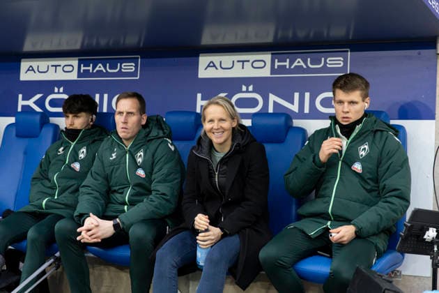 Google Pixel Frauen-Bundesliga: FC Carl Zeiss Jena vs. SV Werder Bremen; Jena; 06.12.2025 Friederike Kromp (Trainerin; SV Werder Bremen) (Bildmitte) Google Pixel Frauen-Bundesliga: FC Carl Zeiss Jena vs. SV Werder Bremen; ad hoc arena im Ernst-Abbe-Sportfeld; 06.12.2025 DFB REGULATIONS PROHIBIT ANY USE OF PHOTOGRAPHS AS IMAGE SEQUENCES AND OR QUASI-VIDEO. Copyright: xBEAUTIFULxSPORTS Duehringx