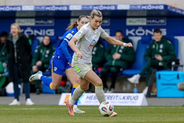 Medina Desic (SV Werder Bremen, 9) am Ball, Einzelbild, Ganzkörper, Aktion, Action, Spielszene, DIE DFB-RICHTLINIEN UNTERSAGEN JEGLICHE NUTZUNG VON FOTOS ALS SEQUENZBILDER UND ODER VIDEOÄHNLICHE FOTOSTRECKEN. DFB REGULATIONS PROHIBIT ANY USE OF PHOTOGRAPHS AS IMAGE SEQUENCES AND OR QUASI-VIDEO., 06.12.2025, Jena (Deutschland), Fussball, Google Pixel Frauen-Bundesliga, FC Carl Zeiss Jena - SV Werder Bremen